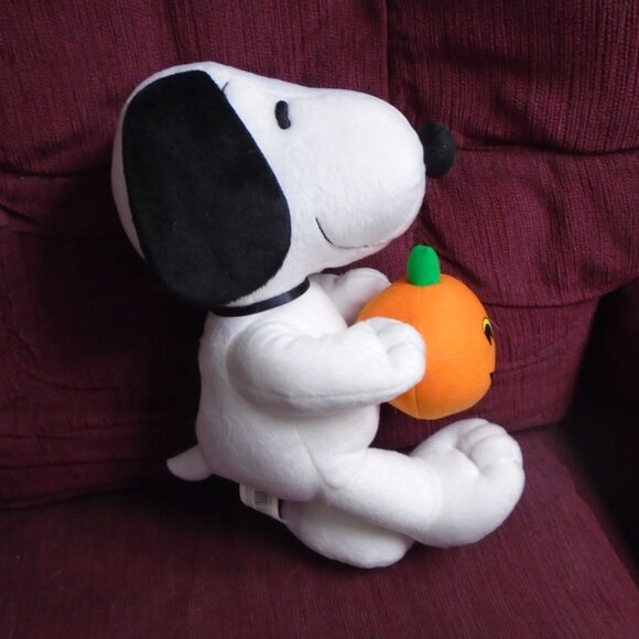Vintage Peanuts Snoopy 14" Plush Doll Holding A Pumpkin NWT - Picture 4 of 4